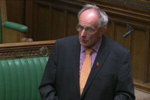 El veterano euroescptico Peter Bone, suspendido del Parlamento britnico durante seis semanas