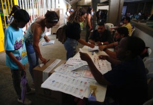 Elecciones regionales en Colombia transcurren con baja participación y algunas irregularidades