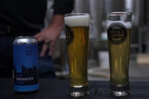 Empresa estadounidense elabora una cerveza con aguas residuales para concienciar sobre el reciclaje