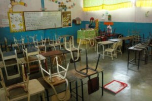 En escuela de Táchira pidieron a representantes que llevarán el pupitre reparado para que sus hijos puedan estudiar
