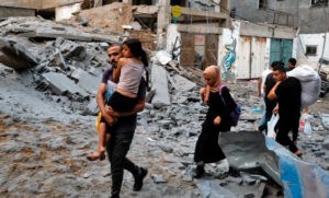 En medio de centenares de muertos, los israelíes luchan por identificar y enterrar cuanto antes a sus seres queridos