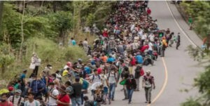 En vísperas de la cumbre, cientos de migrantes protestan en la frontera de México - AlbertoNews