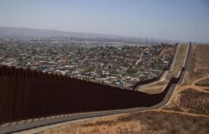 Estados Unidos empezó a reforzar el muro fronterizo