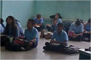 Estudiantes de un colegio en Caracas comenzaron y recibieron las clases en el piso por falta de pupitres (+Video)