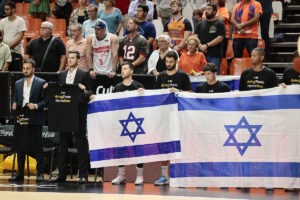 Euroliga: Dos banderas de Israel y un blindaje efectivo: el Maccabi se marcha de Valencia seguro pero derrotado | Euroliga 2023