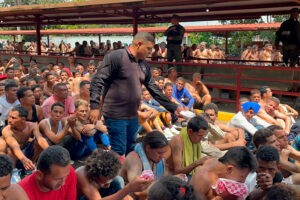 Familiares de reclusos de Tocorón exigen respuestas al ministerio en las afueras del penal