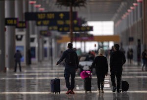 Fitch advierte posibles pérdidas a grupos aeroportuarios mexicanos por cambios a tarifas