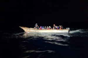 Guardia costera de Aruba interceptó una lancha con 38 venezolanos a bordo: serán deportados