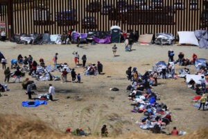 Hasta 16.000 migrantes llegan a diario a las fronteras de México