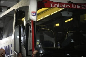 Hinchas del Olympique de Marsella apedrean el autobús del Lyon y hieren a su entrenador