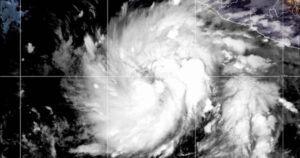 Huracán Norma se intensifica de nueva cuenta a categoría 3; BCS espera lluvias torrenciales | EN VIVO