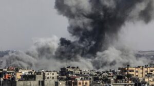 Israel bombardea edificios residenciales en Gaza y mata al menos a 21 palestinos