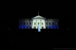 La Casa Blanca se ilumina con los colores de la bandera de Israel: "Esto simboliza el apoyo férreo y la solidaridad del pueblo estadounidense" - AlbertoNews
