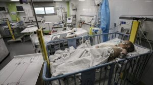 La OMS advierte de que la orden israelí de evacuar el hospital de Al Quds en Gaza no puede cumplirse