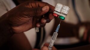 La OMS aprueba una segunda vacuna contra la malaria en niños