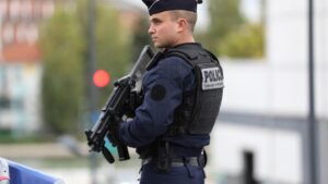 La Policía francesa abre fuego contra una mujer que amenazaba con atacar a pasajeros en una estación de París
