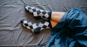 La ciencia habla sobre si es bueno o no dormir con calcetines