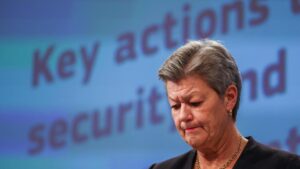 La comisaria europea Ylva Johansson, en el punto de mira por la ley que escaneará tus mensajes privados