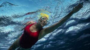 La hazaña de Diana Nyad, la mujer que a los 60 años nadó de Cuba a Miami e inspiró una fascinante película