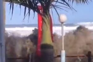 La impresionante ola que sorprendió a comensales de un restaurante a orillas del mar en Sudáfrica (+Video)