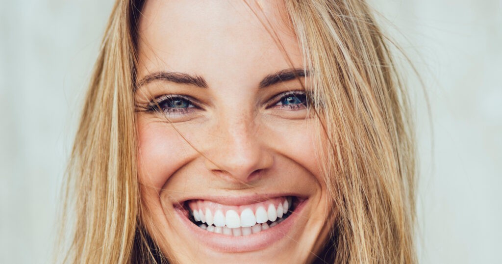 La razón que explica por qué enseñamos los dientes cuando sonreímos