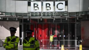 La sede de la BBC en Londres, víctima de un ataque con pintura roja tras críticas por no señalar a Hamás como "terroristas"