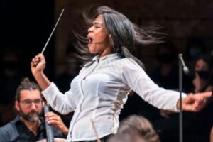 La venezolana Glas Marcano se convierte en la primera mujer afro-latinoamericana en dirigir Filarmónica de Bruselas