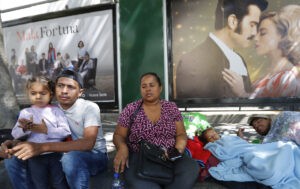 Las peticiones de refugio en México se disparan un 30% a un récord de 112.960 - AlbertoNews