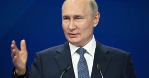 Legisladores rebeldes e intervención militar: a 30 años del frustrado levantamiento que permitió a Putin afianzar su poder