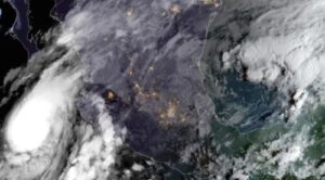 Lidia toca tierra como huracán categoría 4 en oeste de México