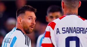 Lionel Messi, escupido por Sanabria en Argentina vs. Paraguay por Eliminatorias