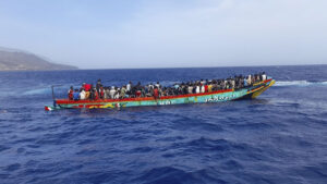 Llega a El Hierro un barco con 280 migrantes a bordo