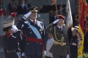 Los Reyes y la Princesa presiden un desfile del 12-O entre gritos y abucheos a Sánchez: "Que te vote Txapote"