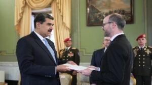 Maduro recibe cartas credenciales de tres nuevos embajadores