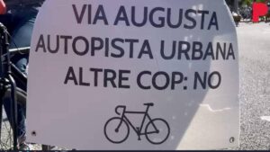 Manifestación en favor del carril bici de Via Augusta