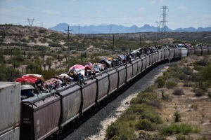 México descartó que migrantes, en su mayoría venezolanos, sigan usando tren de carga para llegar a la frontera