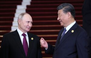 Mientras el mundo mira a la guerra en Oriente Prximo, Putin y Xi Jinping estrechan en Pekn su amistad "sin lmites"