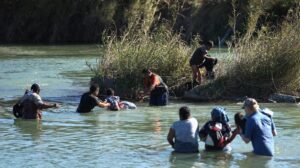Migrantes salvan a venezolano de morir ahogado en el río Bravo