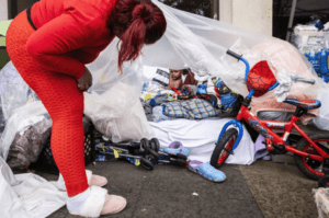 Migrantes venezolanos que duermen en las calles de Chicago temen la llegada del invierno