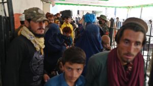 Miles de afganos indocumentados se ven obligados a huir de Pakistán tras finalizar el ultimátum