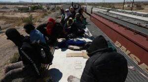 Miles de migrantes desafían operativos de México para ir a EEUU