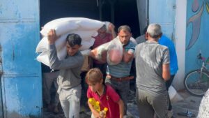 Miles de personas saquean almacenes de alimentos en Gaza