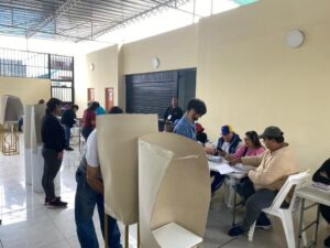 Miles de venezolanos acuden a las urnas en Perú para ejercer su derecho al voto - AlbertoNews