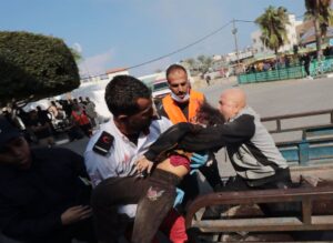 Mueren 300 palestinos en un día por la ofensiva israelí, la cifra diaria más alta de la última semana