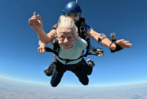 Mujer de 104 años de Chicago fallece días después de salto en paracaídas