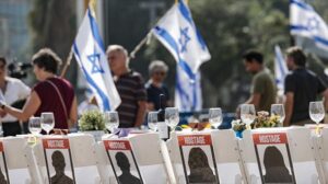Netanyahu se reúne con las familias de los secuestrados en Gaza, angustiados ante la inminente nueva fase