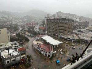 Otis se debilita a tormenta en el sur de México pero la zona afectada sigue incomunicada