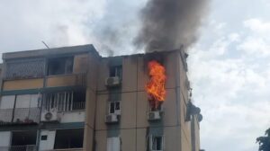 Otro bombardeo masivo de Hamas contra Israel dejó cuatro heridos y causó un incendio en un edificio residencial de Tel Aviv - AlbertoNews