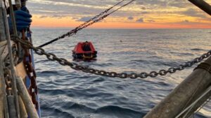 Pesquero naufragó durante dos semanas hasta que fue hallado con vida en una balsa cerca de las costas de EEUU