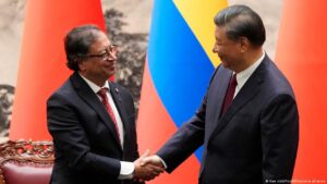 Petro y Xi elevan sus relaciones a "asociación estratégica"